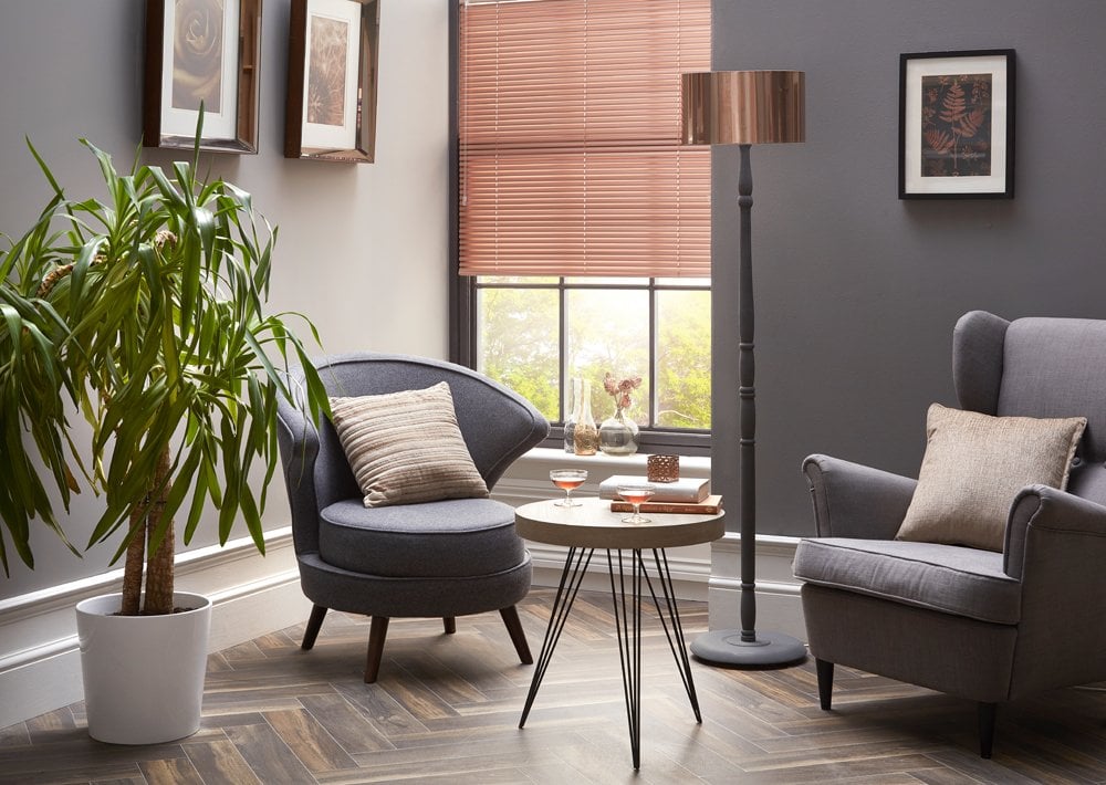 Venetian blinds with adjustable slats